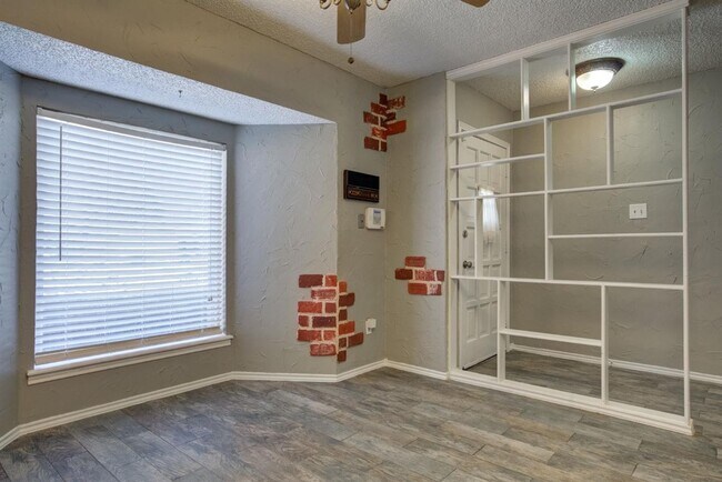 Foto del edificio - Pre-leasing this Beautiful 3/2/2 Home! Available JULY 1st