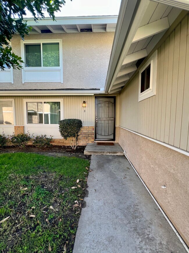 Puerta mosquitera instalada en 2024 - 2516 Wanek Rd