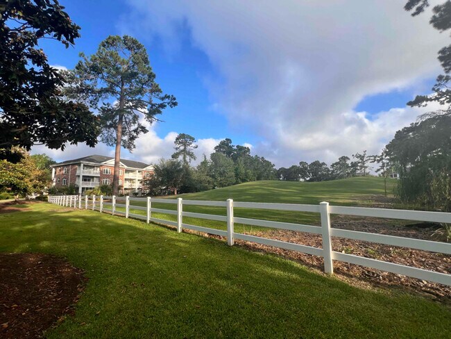 Foto del edificio - 670 Riverwalk Dr