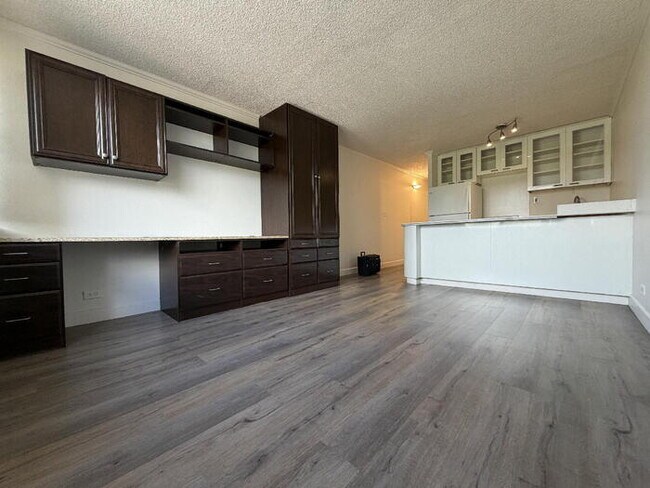 Building Photo - To register for the showing time, note the 4 digit code: 4437 and click "APPLY NOW."(mobile:orang...