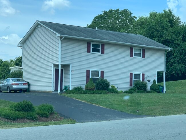 Building Photo - 420 Village Ln