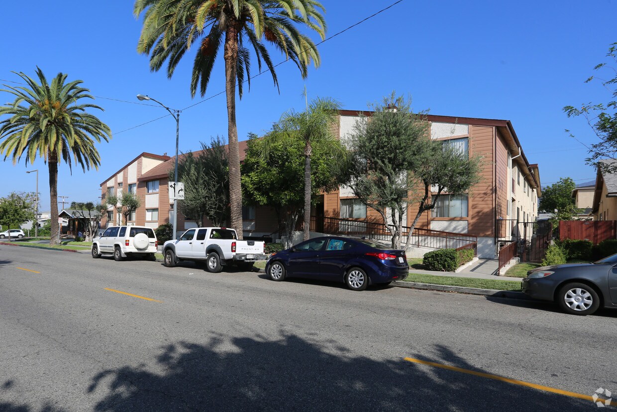 Building Photo - 457 W Lexington Dr