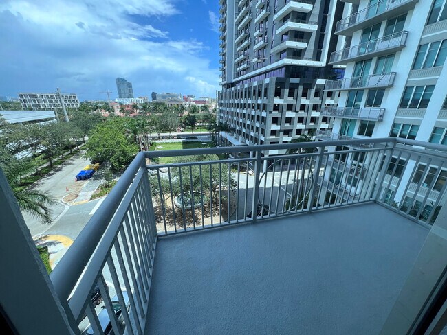 Foto del edificio - 300 S Australian Ave