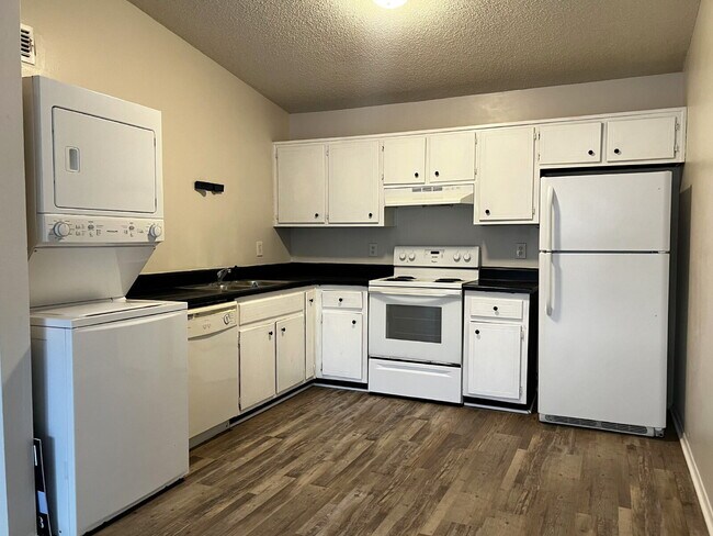 Foto del edificio - Updated 2BR, 1BA Apartment Off Old Palafox Hwy with LVP Flooring Throughout, Vaulted Ceilings & W...