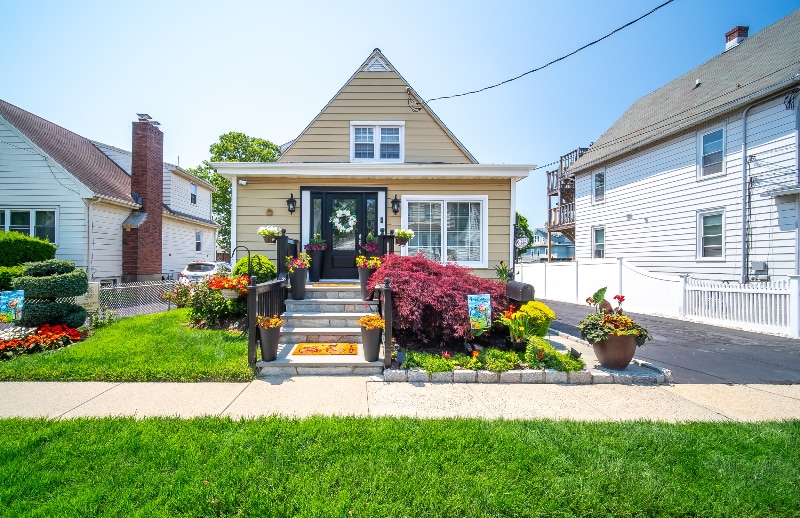 Primary Photo - 369 Soundview Ave