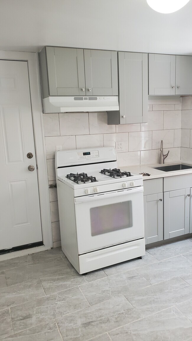 Kitchen - 4031 N McVicker Ave