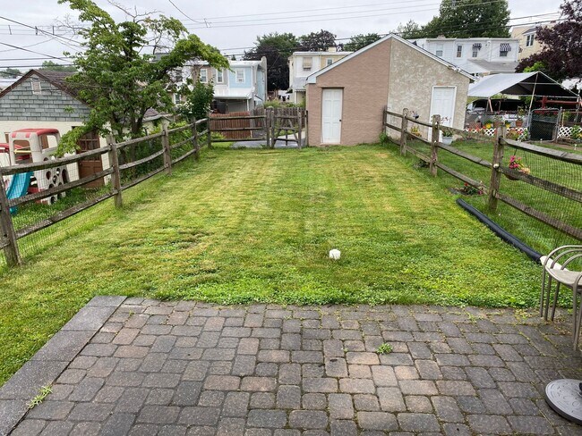 Building Photo - 3BR Twin Home | Hardwood Floors • Fenced Yard • Garage • W/D Included