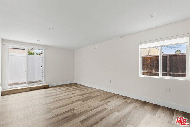 Foto del edificio - 546 N Genesee Ave