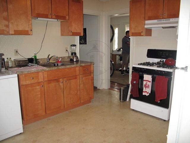 Building Photo - 442 Main St