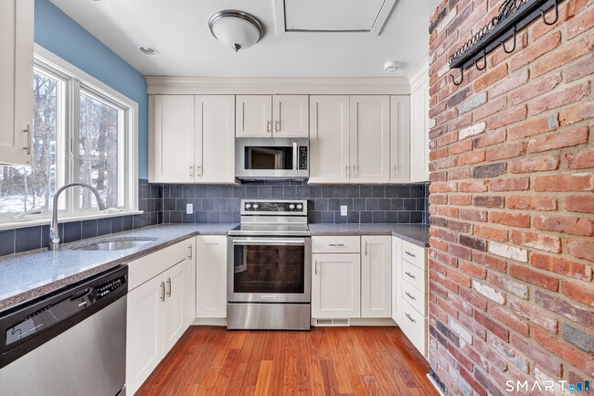 Foto del edificio - 349 Westport Turnpike