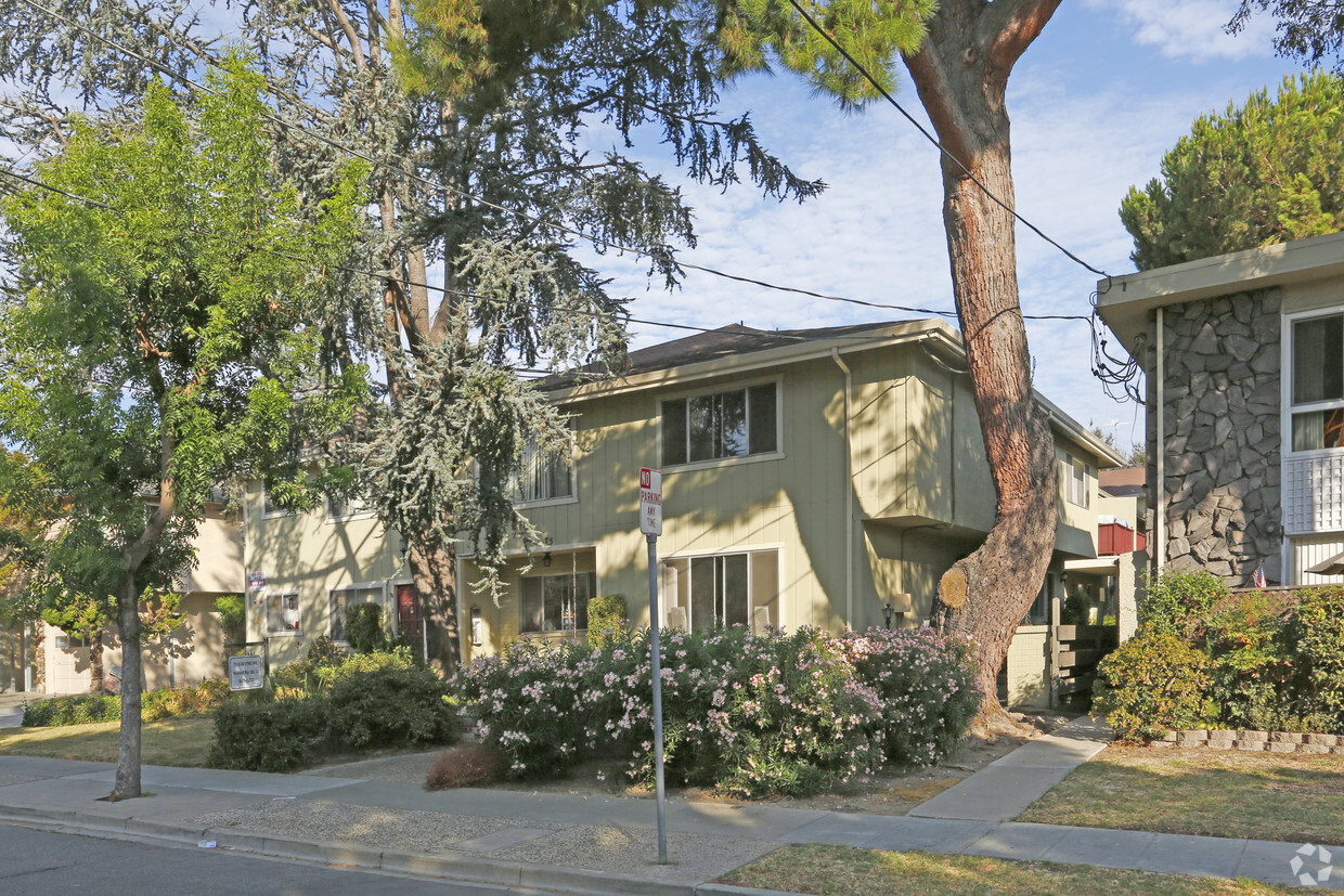 Building Photo - Glen Eyrie Apartments