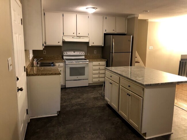 Kitchen - 1025 N Hill Rd