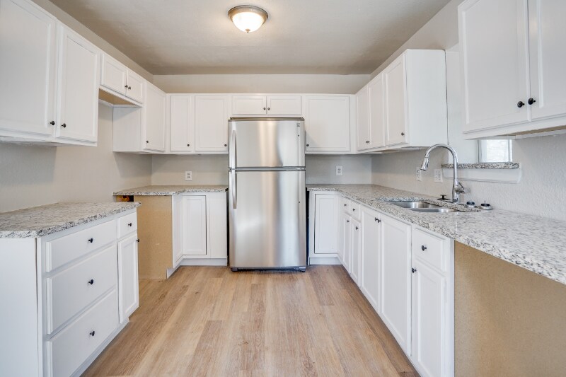 Primary Photo - 207 N Oak Dr