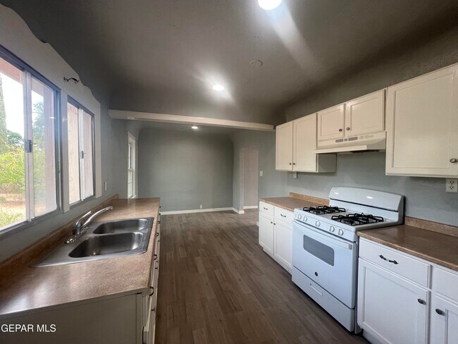 Foto del edificio - 8405 Pinon St