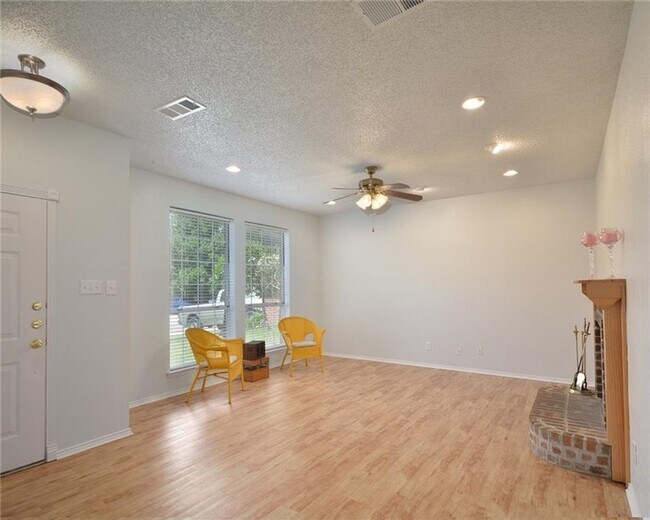 Foto del edificio - Charming 3 Bed 2 Bath Home in West Fort Worth