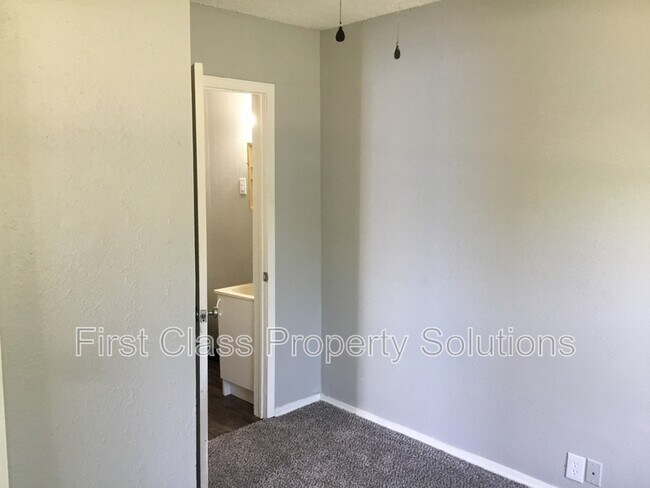 Foto del edificio - 2215 Cashion Pl