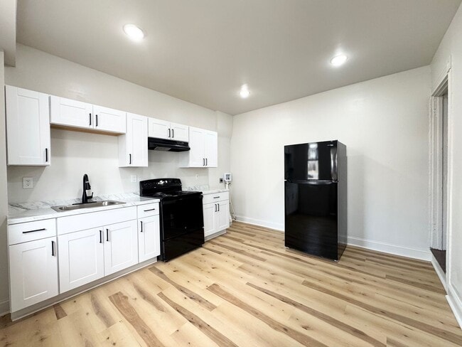 Building Photo - 3 Bedroom Semi-Detached Home