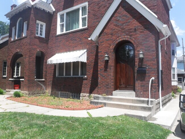 Front Entrance - 19 Lynwood Ave