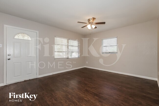 Foto del edificio - 9305 N Forest Hills Dr