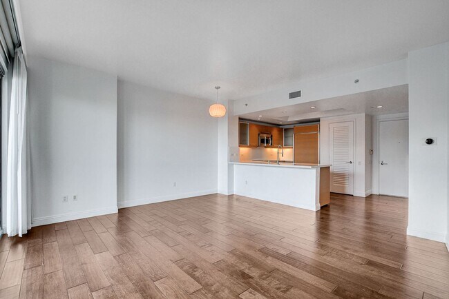 Foto del edificio - Turnberry Towers 2705W-City/Golf Course Views from this Stunning 1Bd/1.5Ba Residence