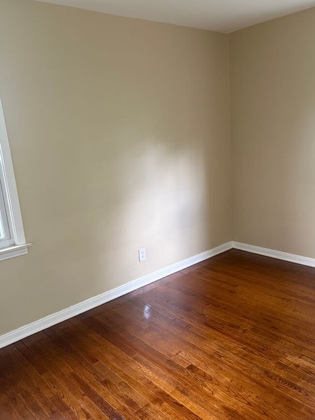 Building Photo - 2 bedroom house Ranch with basement and garage