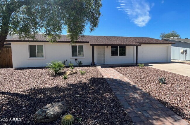 Building Photo - 4043 E Ludlow Dr