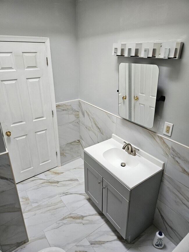 Bathroom - Front Angle - 5463 Arlington St