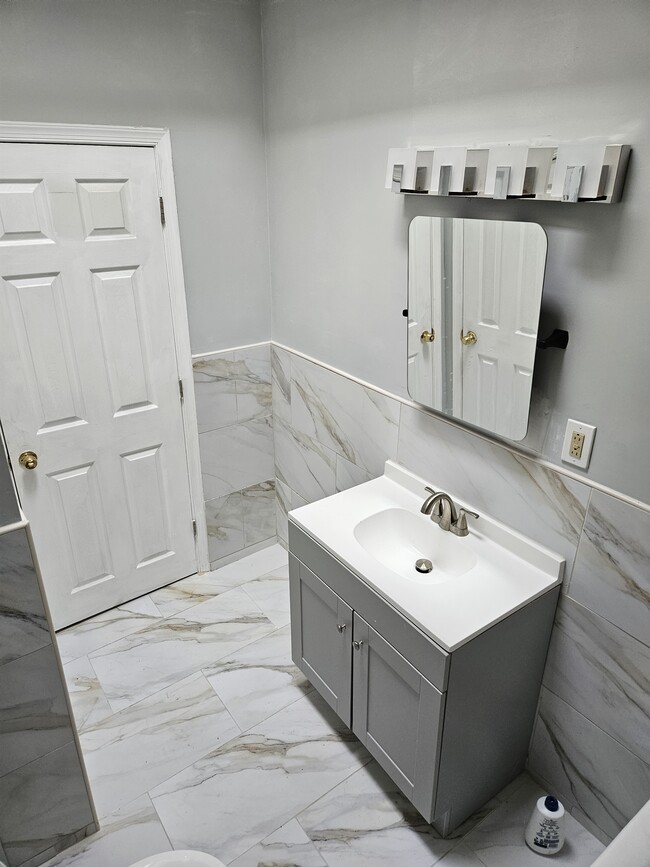 Bathroom - Front Angle - 5463 Arlington St