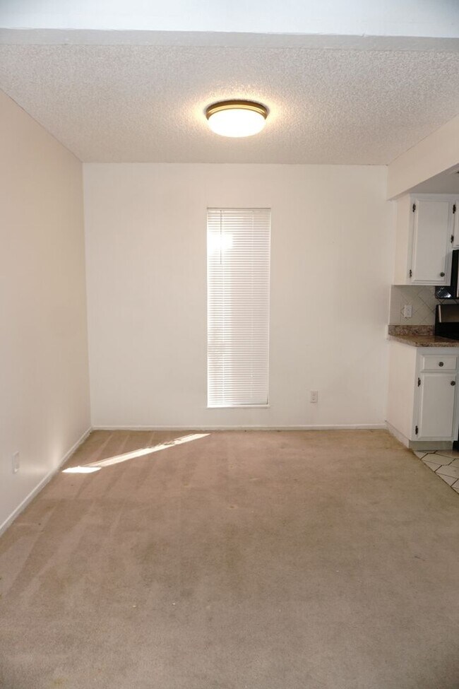 Building Photo - 1405 Vegas Valley Dr