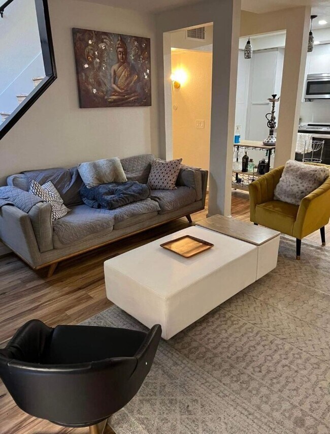 Foto del edificio - Golden Hill Gem: Spacious Furnished 2BR with City Convenience