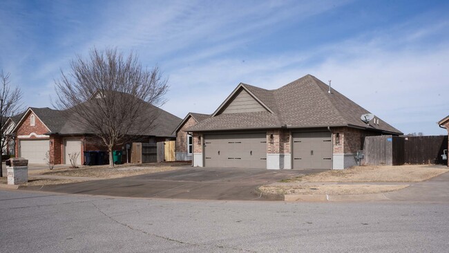 Building Photo - 8609 NW 113th Ct