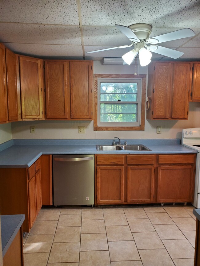 Kitchen - 1049 Charles Ave