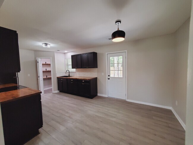 Building Photo - 981 White Cir