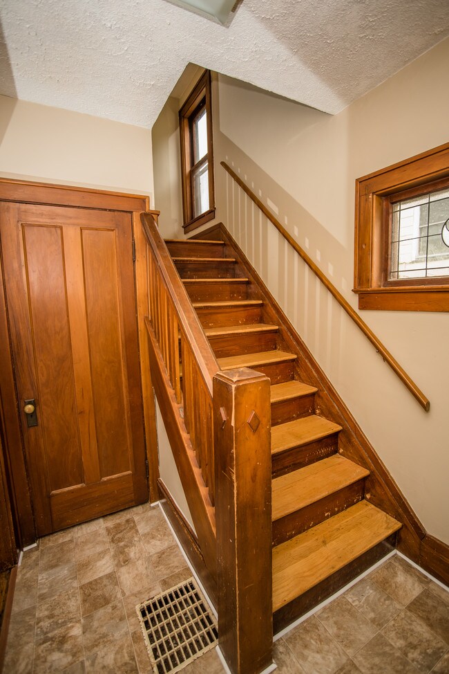 Foto del edificio - 69 Raeburn Ave