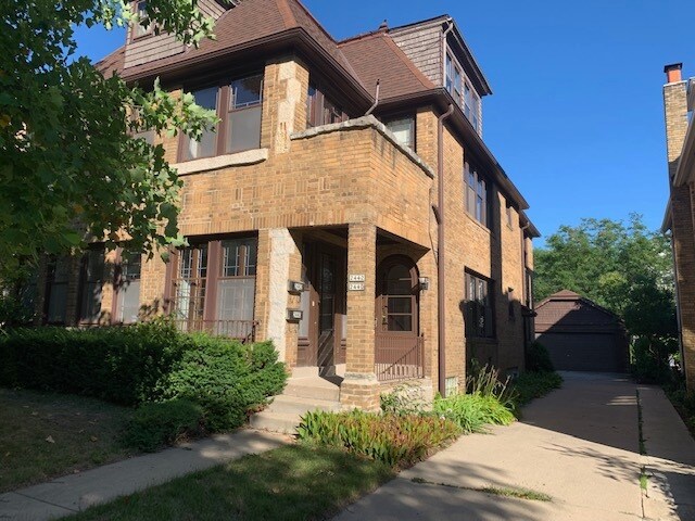 Building Photo - 2442 N Lake Dr