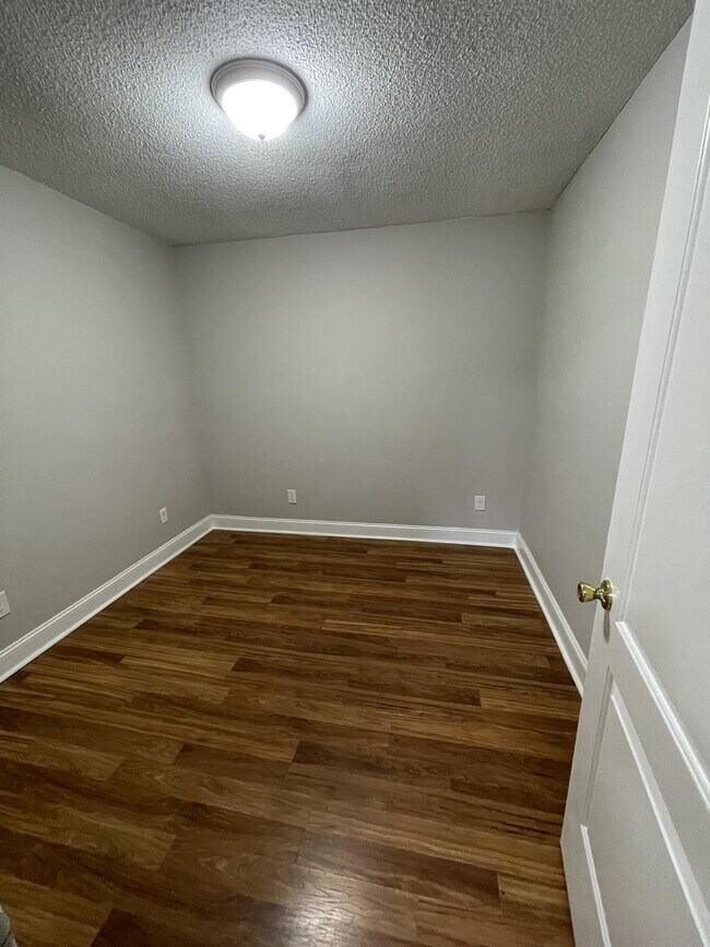 Building Photo - 2231 Loophole Dr