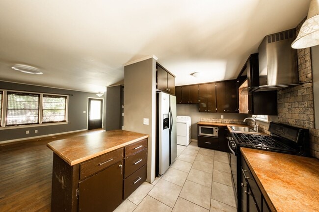 Building Photo - 1627 Oakland Ave