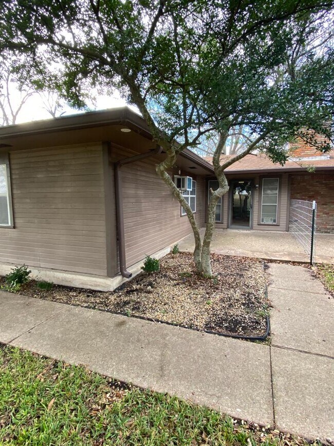 Building Photo - 5412 N General Bruce Dr