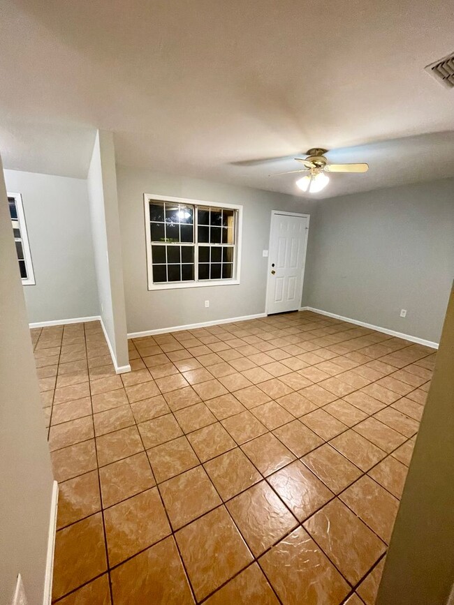Building Photo - 2 BED / 1 Bath Apartment in Truman.  READY...