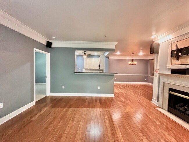 Foto del edificio - Beautiful 3 BR 2 FB condo with its own garage and driveway