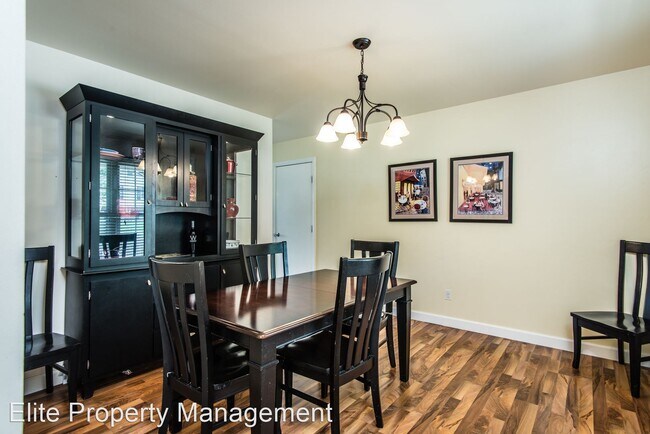 Foto del edificio - 4 br, 3 bath House - 1620 Dahlia Ct.