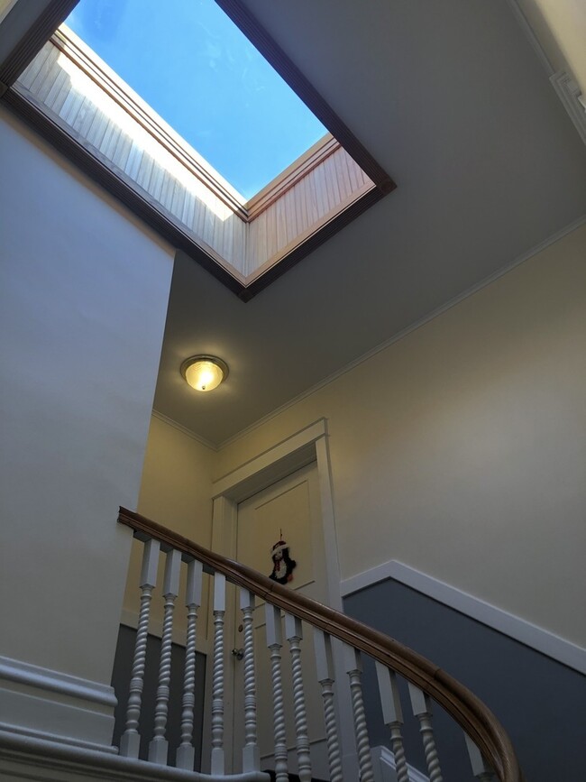 Building Photo - 533 W Wrightwood Ave