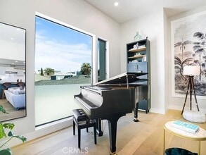 Building Photo - 811 N Detroit St