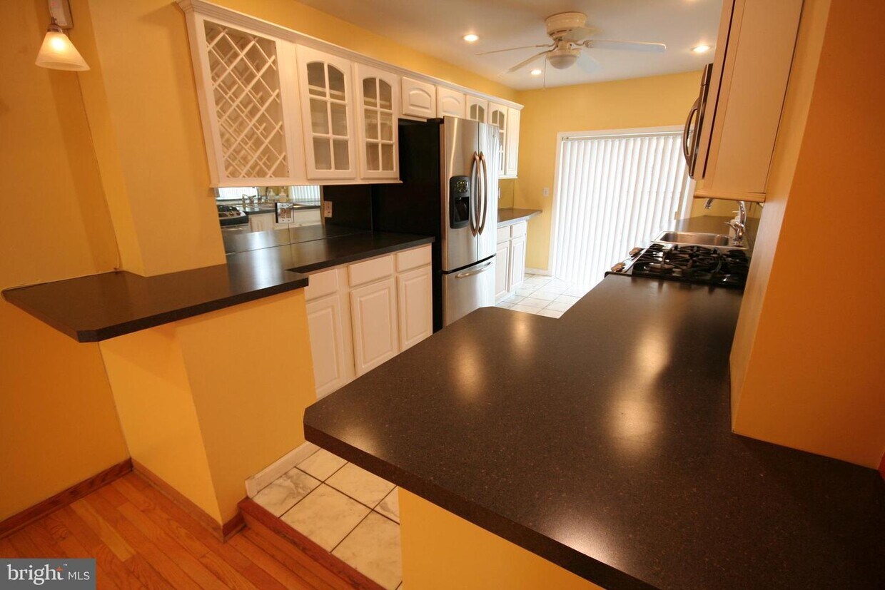 Foto principal - 2443 Montrose St
