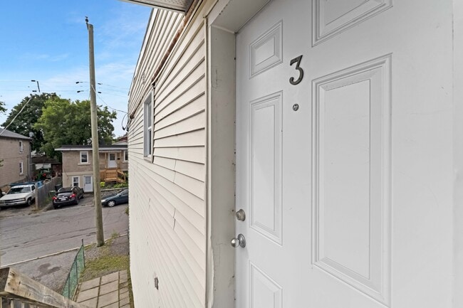 Photo du bâtiment - Spacious 1-Bedroom Upper Unit Available fo...