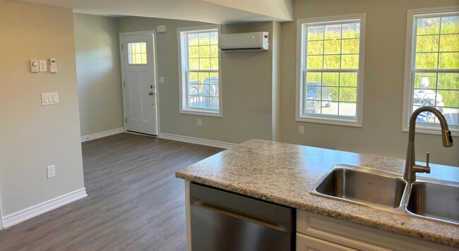Building Photo - 460 Lonsberry Dr