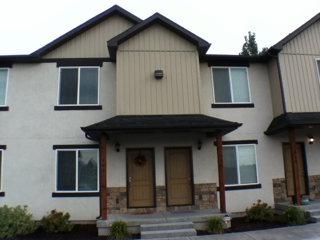 Building Photo - 2 bedroom, 2.5 bathroom townhome at Lincol...