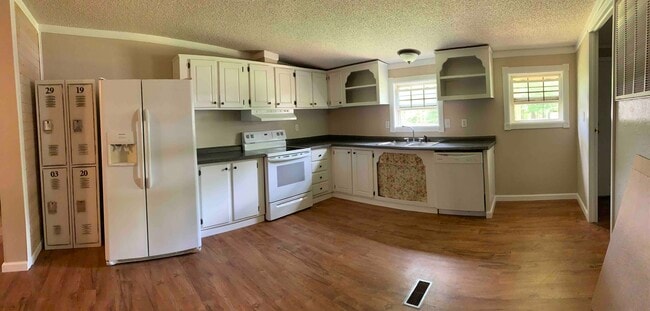 Building Photo - 200 Tumbleweed Way