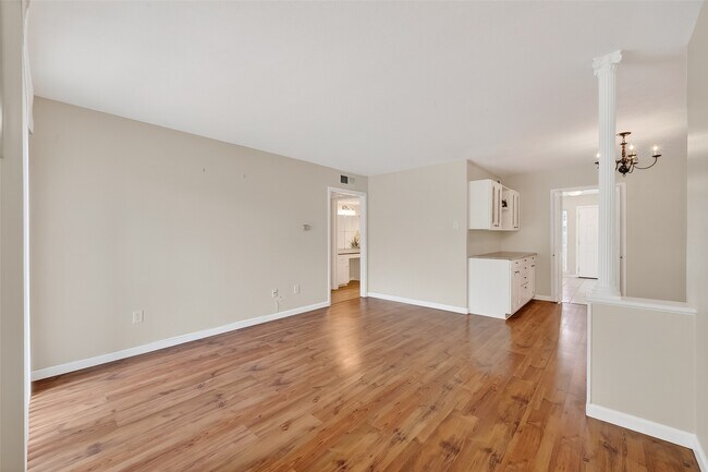 Foto del edificio - 7600 Burgoyne Rd