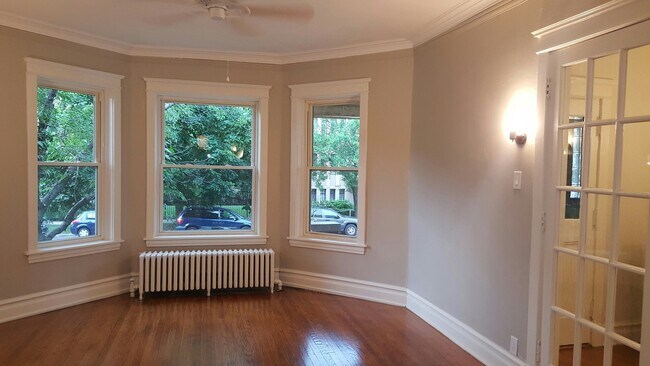 Building Photo - 5829 N Kenmore Ave